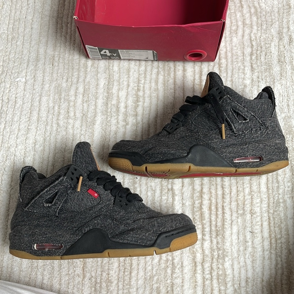 AIR JORDAN 4 RTR LEVIS NRG BG Denim Jordan 4s with gum sole
